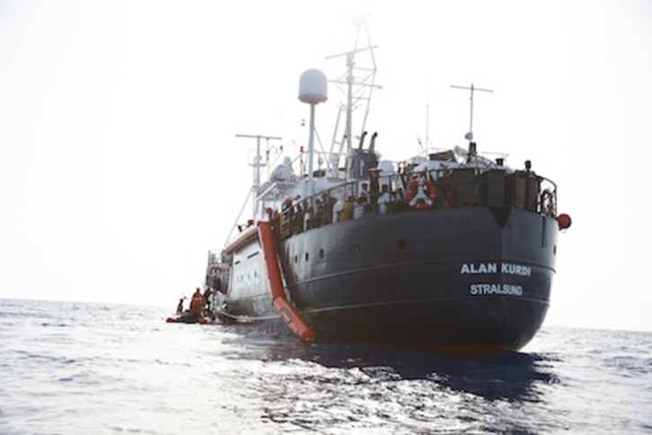 El Alan Kurdi, durante el rescate de 65 personas de un bote de goma en aguas internacionales frente a la costa libia. (Fabian HEINZ | SEA-EYE.org / AFP)