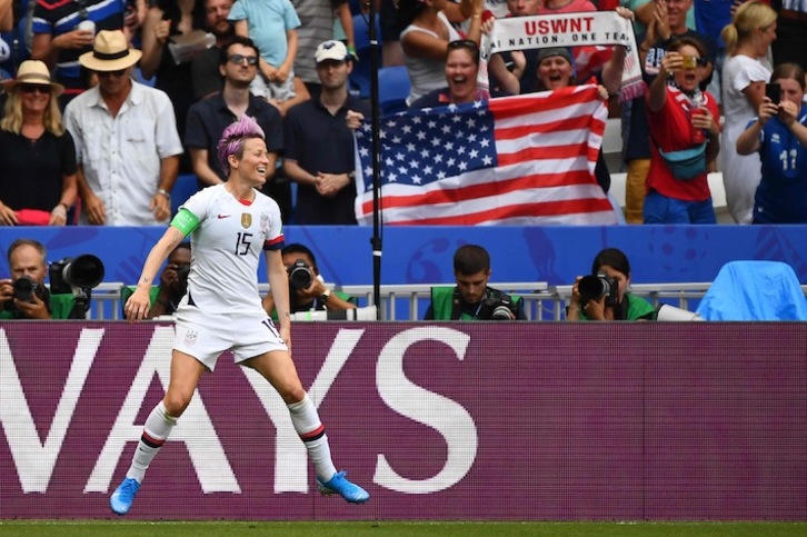 Rapinoe celebra su sexto gol del torneo, que abría el marcador. Franck FIFE/AFP PHOTO