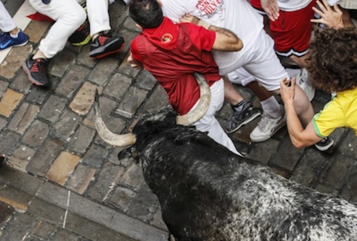 Uno de los toros de Cebada Gago deja un puntazo por asta en la espalda de un corredor. (Iñaki VERGARA/FOKU)