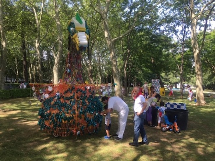 Un espectacular dragón realizado con materiales de desecho que se puede ver en Birjolastu.