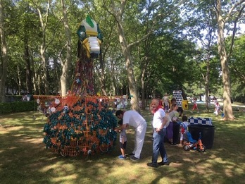 Un espectacular dragón realizado con materiales de desecho que se puede ver en Birjolastu.
