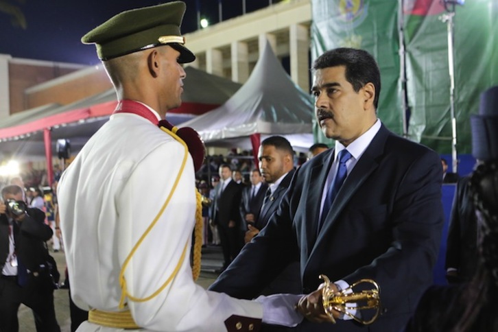 Maduro durante una ceremonia de graduación ccelebrada ayer en el Palacio de Miraflores. (Francisco BATISTA / AFP)