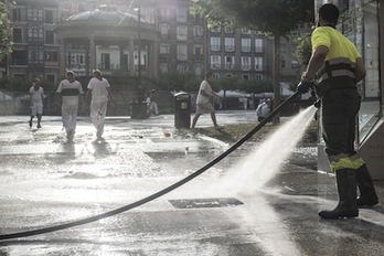 Los servicios de limpieza han tenido trabajo extra en el comienzo de las fiestas. (Jagoba MANTEROLA/FOKU)