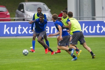 Isak conduce el balón en Zubieta (Gorka RUBIO / FOKU)