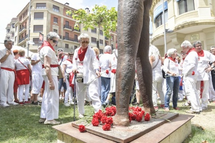 Claveles rojos ante la estatua que recuerda los sucesos de sanfermines del 78. (Idoia ZABALETA/FOKU)