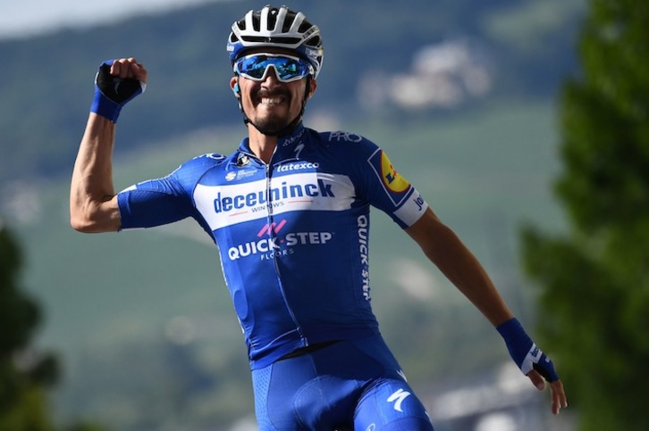Alaphilippe helmugan garaipena ospatzen (Anne-Christine POUJOULAT / AFP)