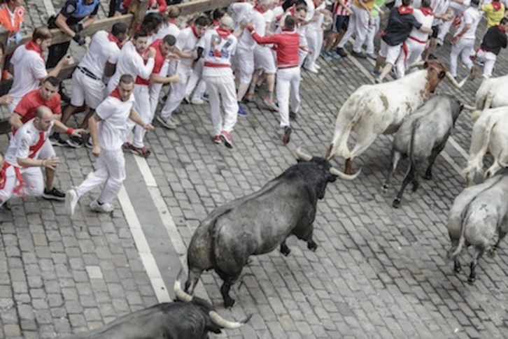 Los bravos de José Escolar pasan a todo tren por la plaza Consistorial. (Joseba ZABALZA/FOKU)