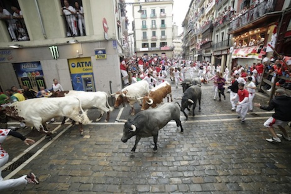 La torada toma sin dificultades la curva a Estafeta. (Lander ARROYABE/FOKU) La torada toma sin dificultades la curva a Estafeta. (Lander ARROYABE/FOKU)