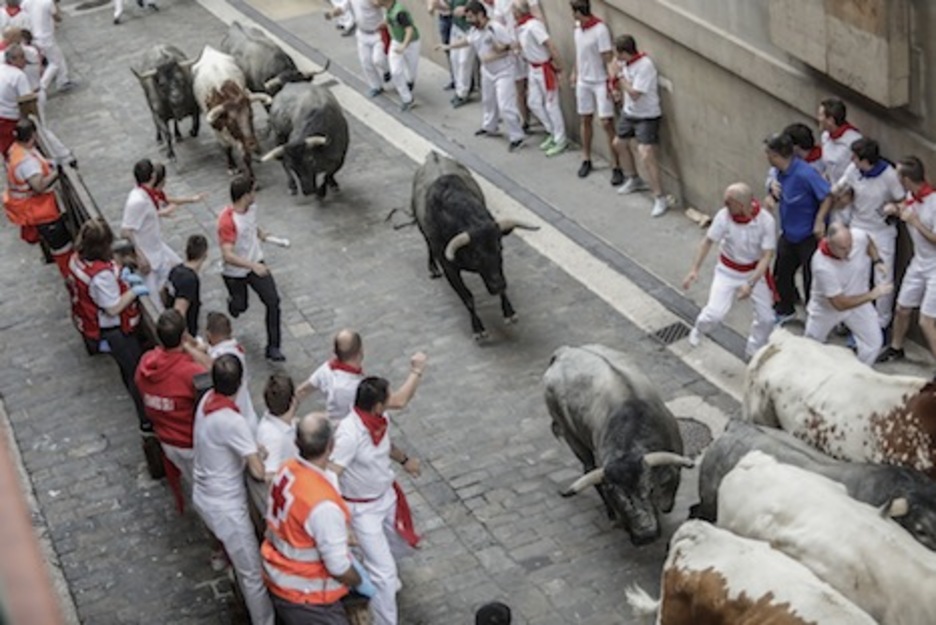 Los astados lanzan algún derrote mientras cubren la parte superior de la cuesta de Santo Domingo. (Joseba ZABALZA/FOKU) Los astados lanzan algún derrote mientras cubren la parte superior de la cuesta de Santo Domingo. (Joseba ZABALZA/FOKU)