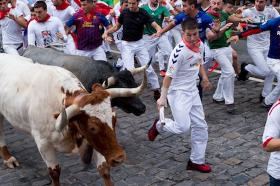 Un manso y un morlaco pasan por Telefónica abriendo el grupo. (Iñigo URIZ/FOKU) Un manso y un morlaco pasan por Telefónica abriendo el grupo. (Iñigo URIZ/FOKU)
