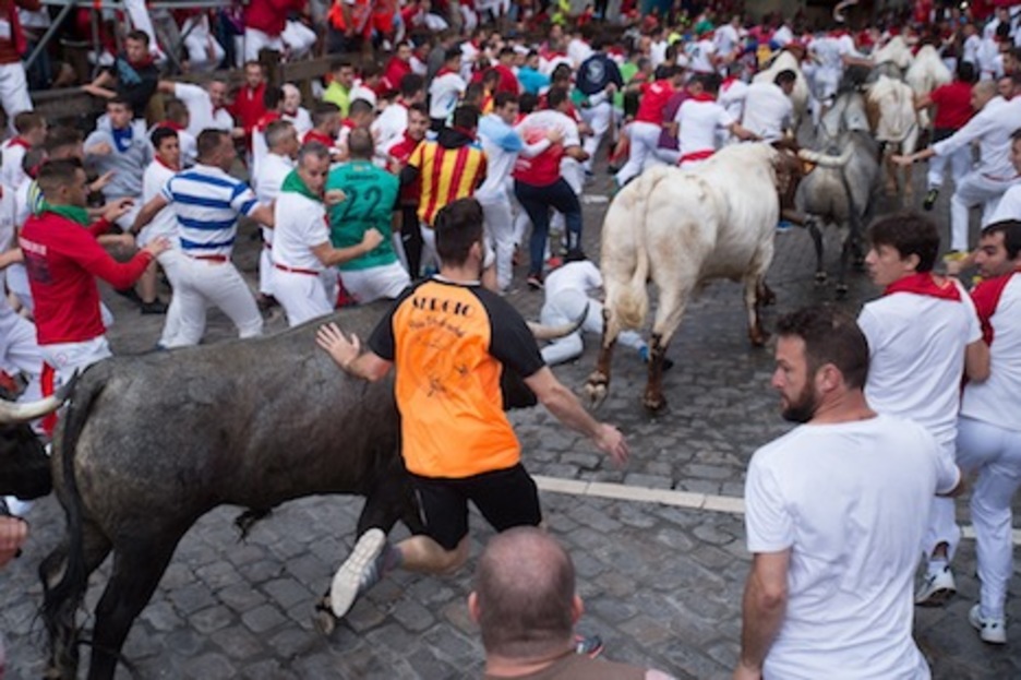 El mozo con la camiseta ‘Sergio’ se hace merecedor de una sanción al poner la mano sobre el toro. (Iñigo URIZ/FOKU) El mozo con la camiseta ‘Sergio’ se hace merecedor de una sanción al poner la mano sobre el toro. (Iñigo URIZ/FOKU)