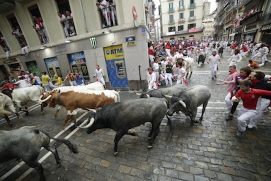 Los astados cogen la curva de Estafeta de manera perfecta y sin ni siquiera rozar el vallado. (Lander ARROYABE/FOKU) Los astados cogen la curva de Estafeta de manera perfecta y sin ni siquiera rozar el vallado. (Lander ARROYABE/FOKU)