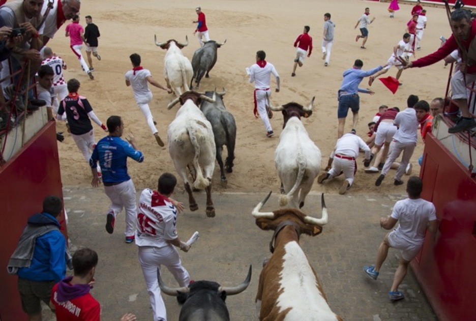 Los corredores se abren al entrar en la plaza seguidos por la torada. (Iñaki VERGARA/FOKU) Los corredores se abren al entrar en la plaza seguidos por la torada. (Iñaki VERGARA/FOKU)