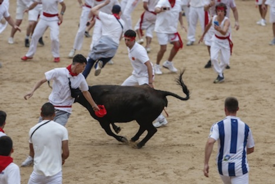 Recorte al paso de la vaca brava. (Iñaki VERGARA/FOKU)