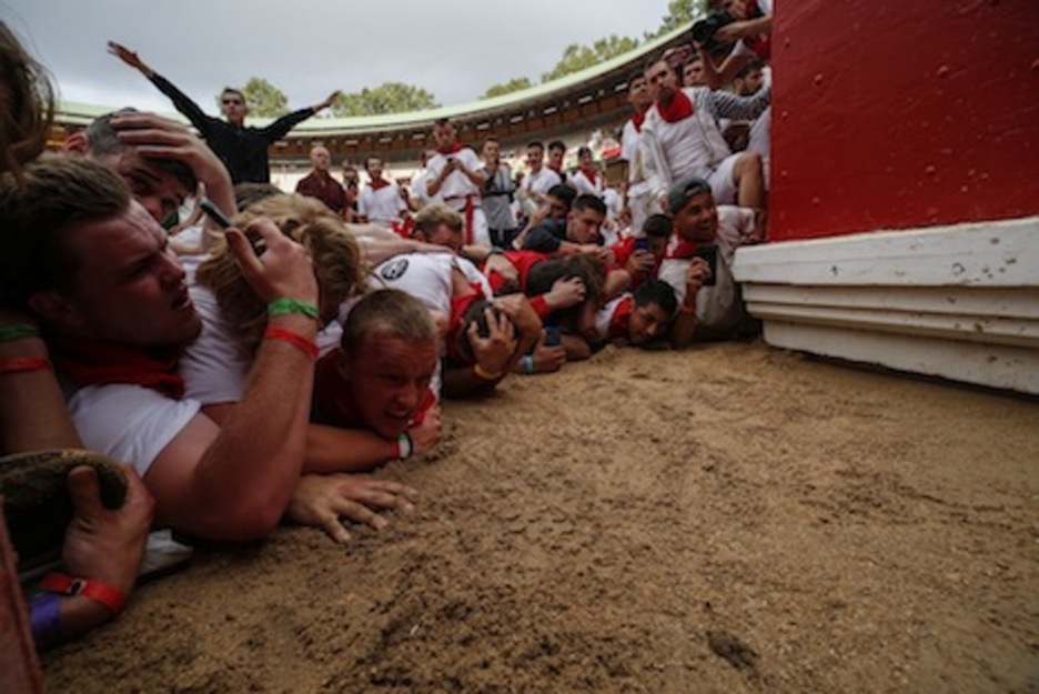 Caras de tension en la arena iruindarra poco antes de que salga la vaca. (Iñaki VERGARA/FOKU)