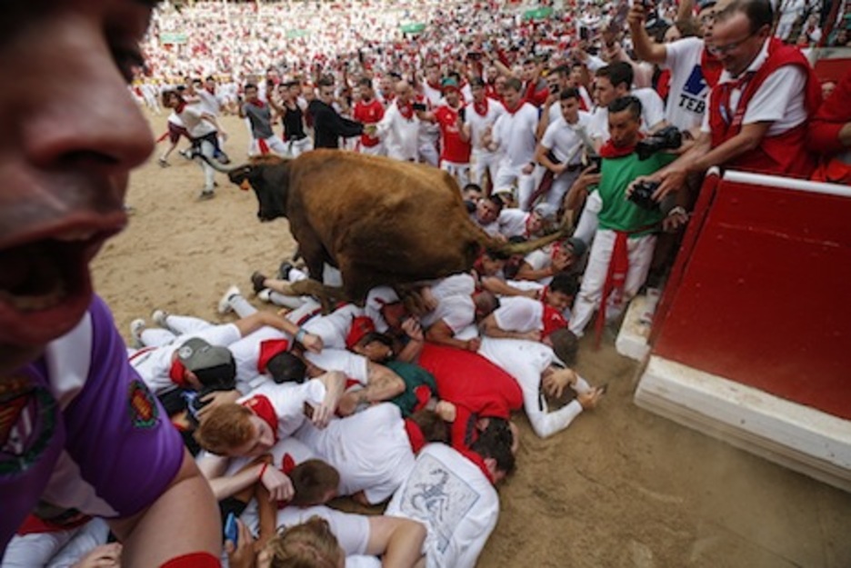 La vaca demuestra su agilidad pasando por encima de los mozos. (Iñaki VERGARA/FOKU)