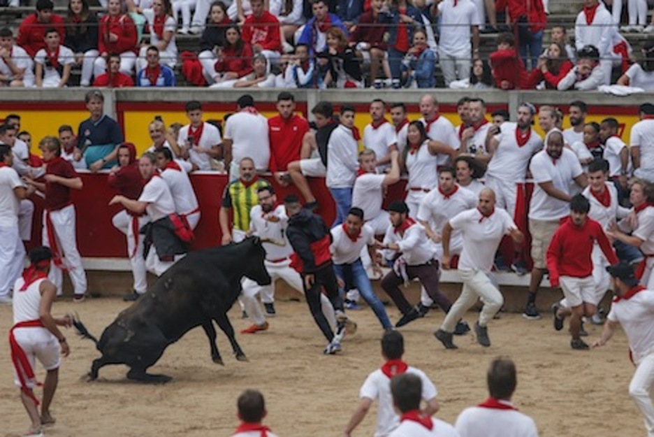 Una vaca se queda casi sentada ante la atenta mirada de los mozos. (Iñaki VERGARA/FOKU)
