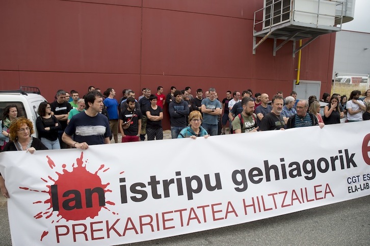 Ekaina bukaeran Arbizun gertaturiko lan-istripua gaitzesteko sindikatuek deituriko elkarretaratzearen irudia.(Iñigo URIZ/FOKU)