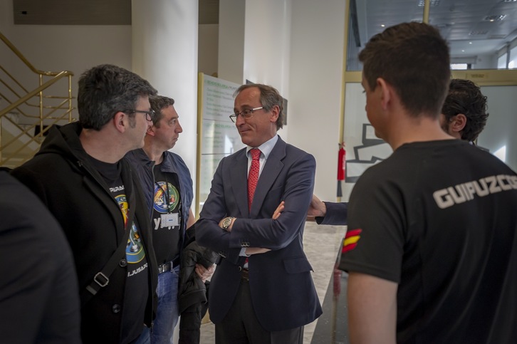 Miembros de Jusapol conversan con el presidente del PP tras haber provocado incidentes en el Parlamento de Gasteiz. (Jaizki FONTANEDA/FOKU)