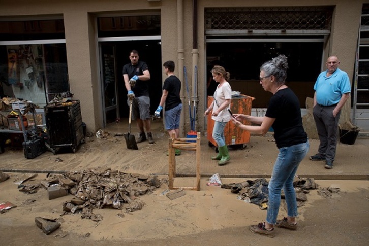 Los vecinos se echaron a la calle para ayudar en las labores. (Iñigo Uriz/ Foku)