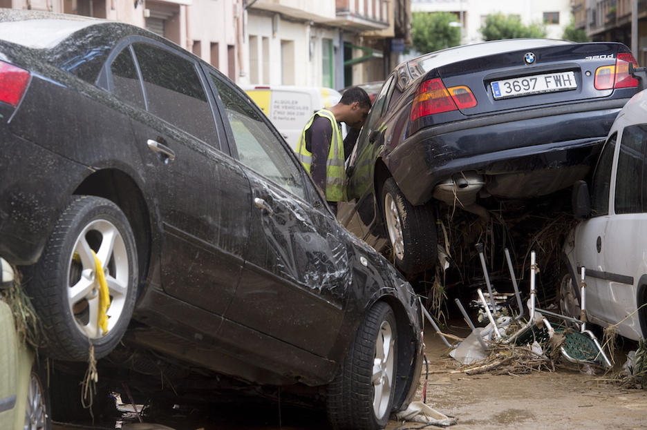 Dos coches apilados en una calle de Tafalla. (Iñigo URIZ/FOKU)