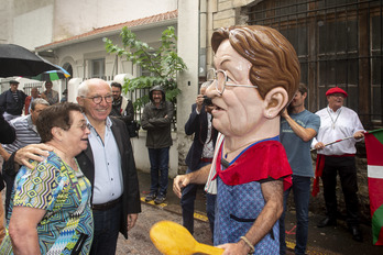 La véritable Josette Erramun contemple sa version grosse tête. © Guillaume FAUVEAU