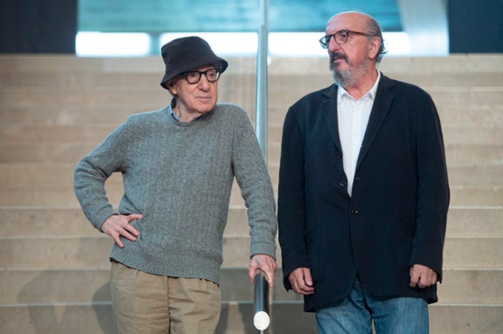 Woody Allen con el productor Jaume Roures. (Jon URBE / FOKU)