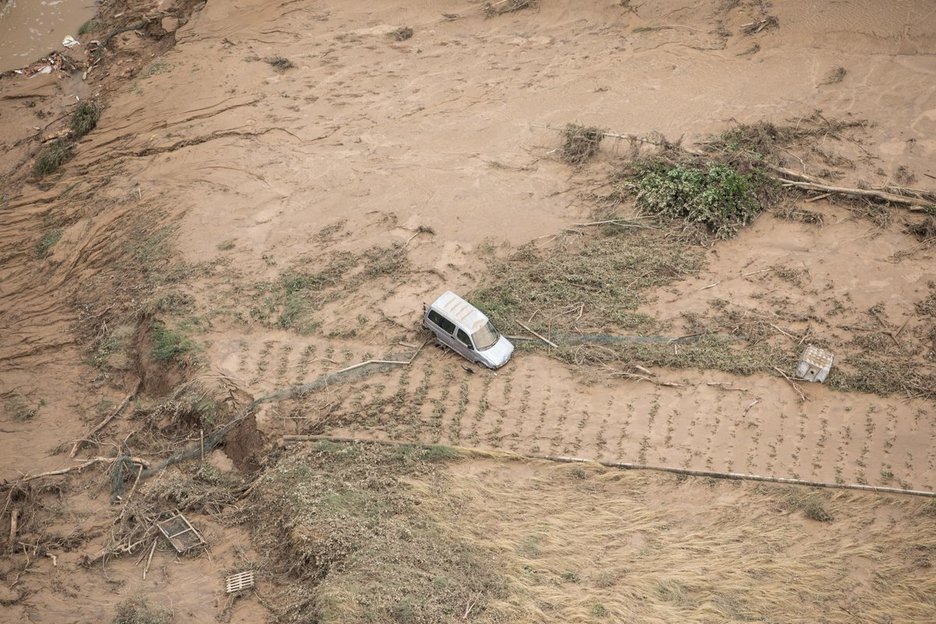 Vehículo arrastrado en Puiu. (Gobierno de Nafarroa)