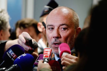 Stephane Richard, CEO de Orange, responde a la prensa tras la sentencia absolutoria. (Thomas SAMSON / AFP)