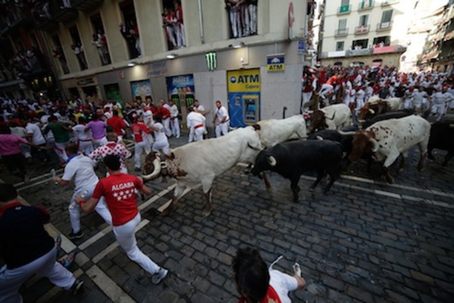 Una hermanada manada toma la curva de Estafeta sin mayores contratiempos. (Lander ARROYABE/FOKU) Una hermanada manada toma la curva de Estafeta sin mayores contratiempos. (Lander ARROYABE/FOKU)
