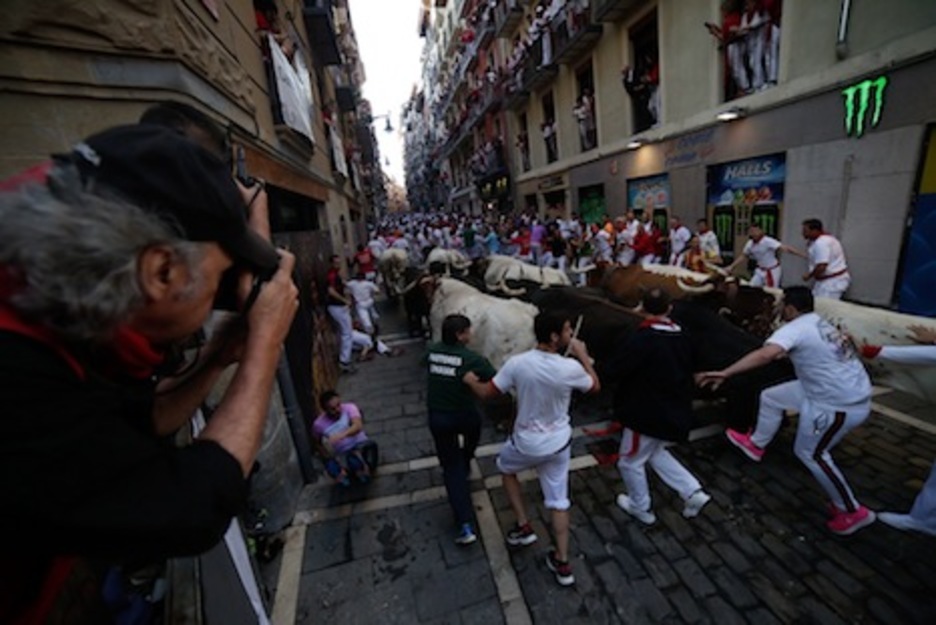 Los corredores siguen la estela de la rápida torada al comienzo de Estafeta. (Lander ARROYABE/FOKU) Los corredores siguen la estela de la rápida torada al comienzo de Estafeta. (Lander ARROYABE/FOKU)