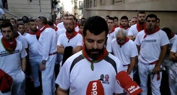 Momento de la lectura del comunicado de los corredores para denunciar el proceder de Policía Municipal en pleno encierro.