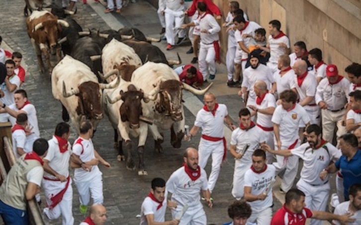 Los corredores se quejan de unos encierros marcados por la velocidad de los mansos. (Jagoba MANTEROLA/FOKU)