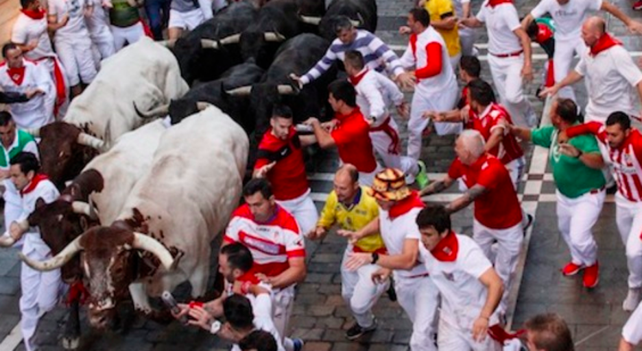 Les coureurs tentent d’échapper aux énormes cornes des taureaux. ©Inaki Vergara/FOKU