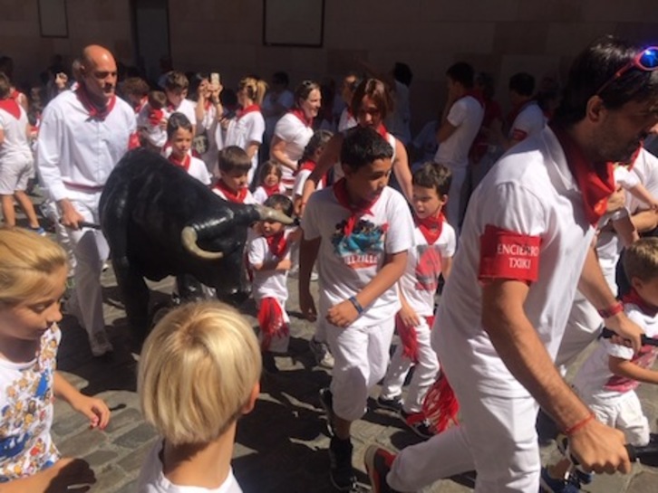 Bonitas carreras durante una de las tandas del primer encierro txiki de estas fiestas.