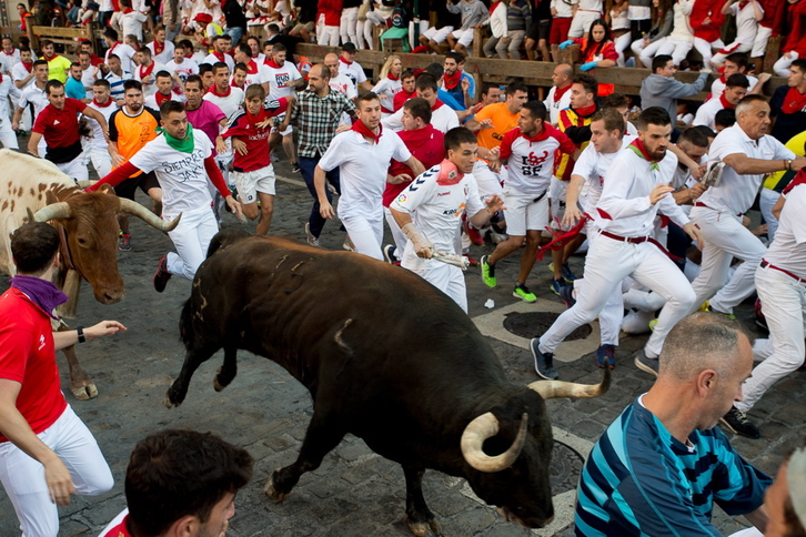El encierro de hoy ha vuelto a ser muy rápido. (Iñigo URIZ / FOKU)