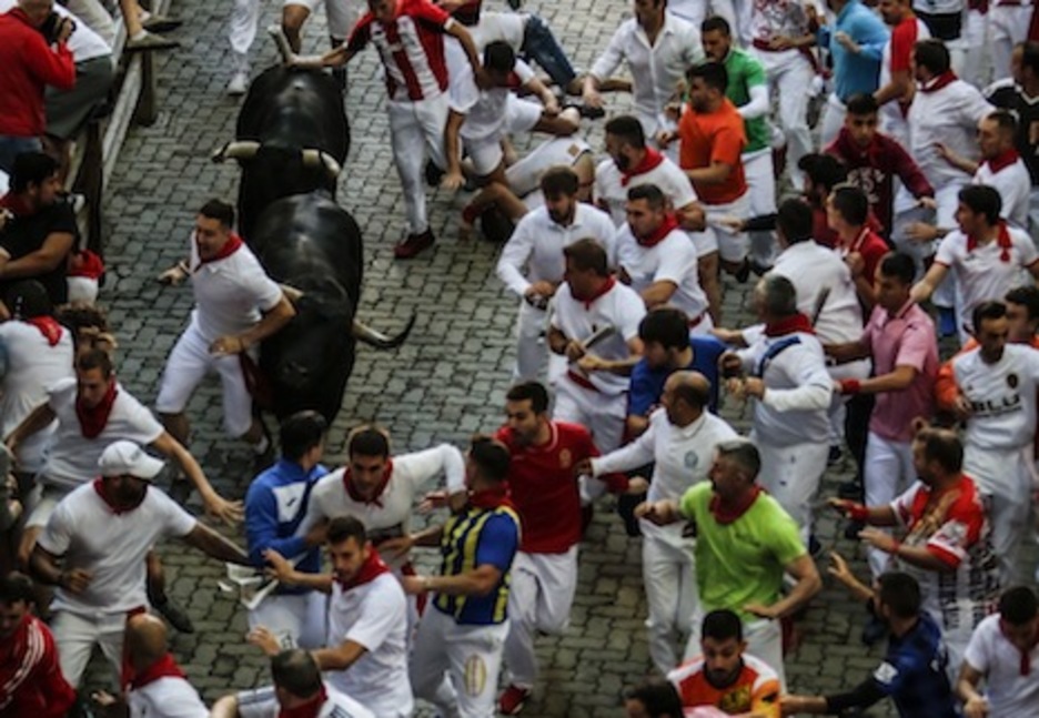 Un corredor es alcanzado por un toro en plena carrera. (Iñaki VERGARA/FOKU)