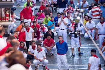 La estampa del día: corredores sentados en protesta por la «desnaturalización» del encierro. (Iñigo URIZ/FOKU)