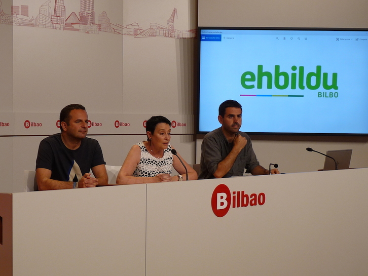 Bruno Zubizarreta, Jone Goirizelaia y Asier González, ediles de EH Bildu en Bilbo.