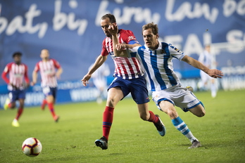 Bautista pugna con Godín en un encuentro de la pasada temporada. (Juan Carlos RUIZ / FOKU)