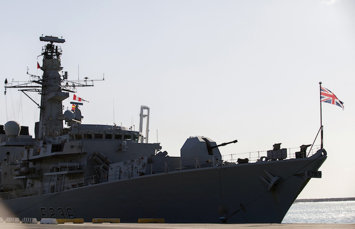 Imagen de la fragata HMS Montrose que, según Londres, intervino en el incidente. (AFP)