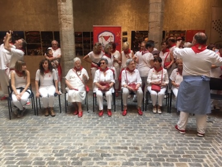 Imagen de las dantzaris galardonadas este año con el Premio Festa de la Peña Los de Bronce.
