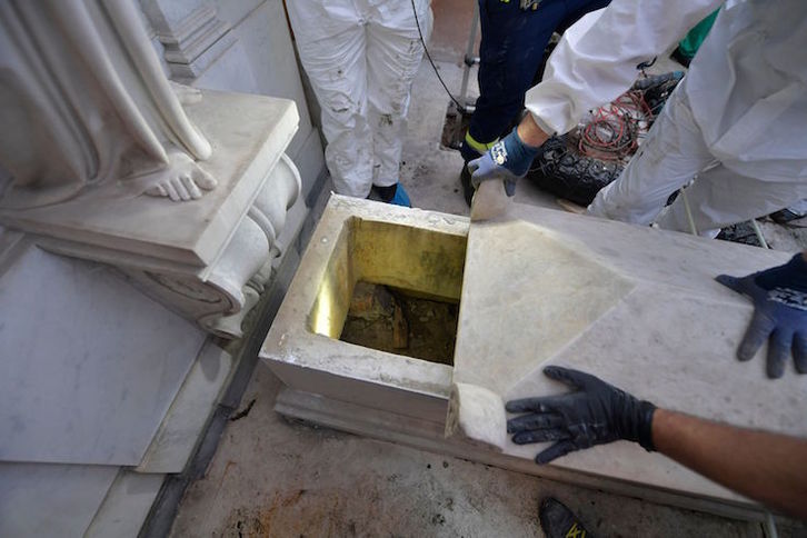 Apertura de una de las tumbas de las princesas en el Vaticano. (Vaticano Media/AFP)