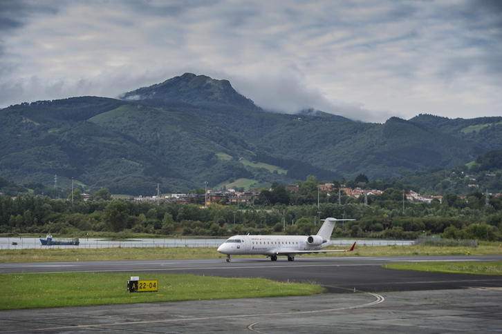 El aeropuerto de Hondarribia-Donostia ofrecerá dos nuevos vuelos que unirán con Madrid. (Jon URBE / FOKU)