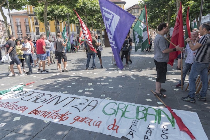 Greba Gipuzkoako papergintza eta arte grafikoetan. Tolosako manifestazioa, uztailaren 3an. (Andoni CANELLADA/FOKU)