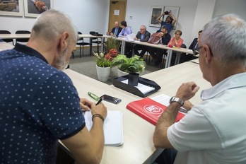 Kristau Eskola, ELA, Steilas, CCOO, LAB eta UGT sindikatuek deituriko bileran, joan den maiatzean. (Monika DEL VALLE/FOKU)