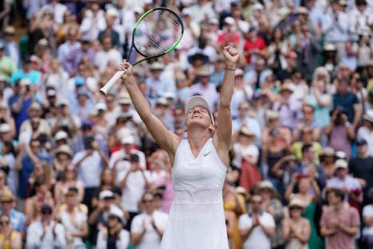 Una exultante Simona Halep celebra su primera final en Wimbledon. (Will OLIVER/AFP PHOTO)