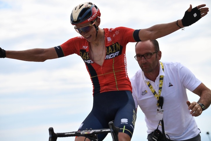 Dylan Teuns, helmugan sartzen (Anne-Christine POUJOULAT / AFP)