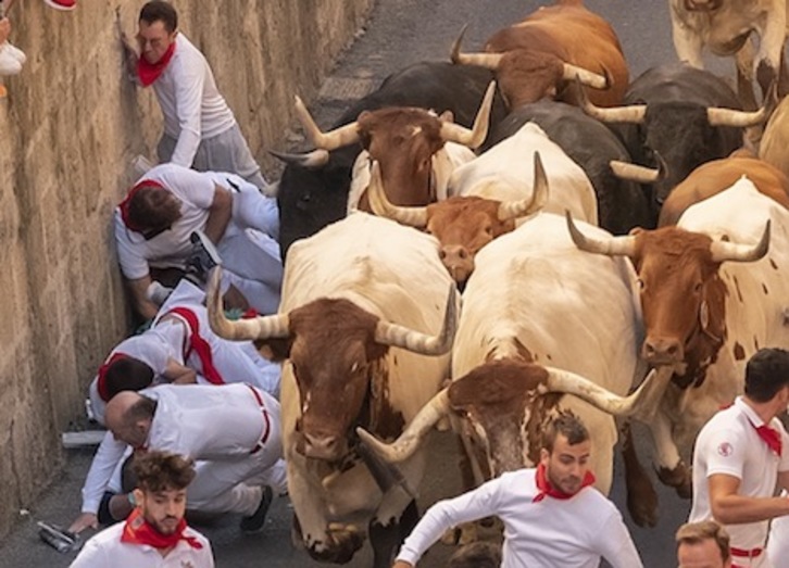 Momento de la cogida en la cuesta de Santo Domingo. (Fermín LOPEZ/FOKU)