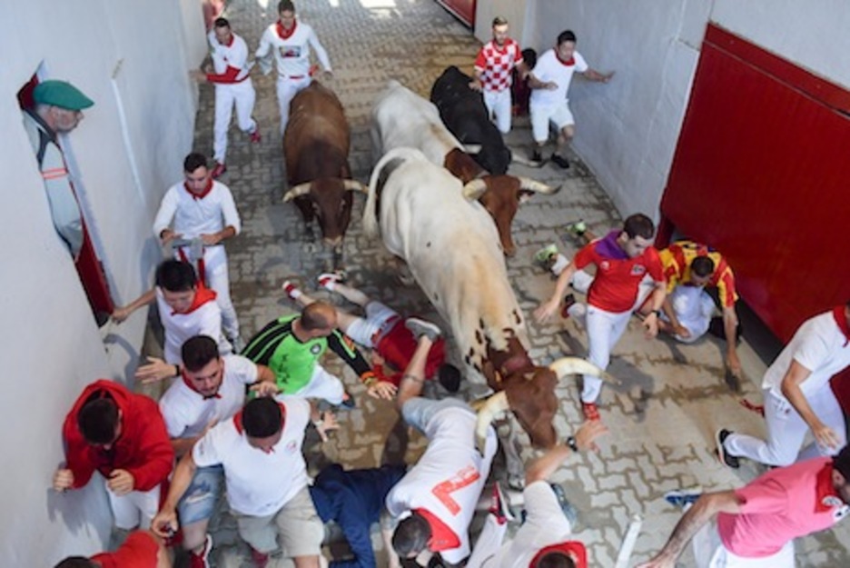 Corredores en el callejón a la llegada de los primeros toros de la manada. (Idoia ZABALETA/FOKU)